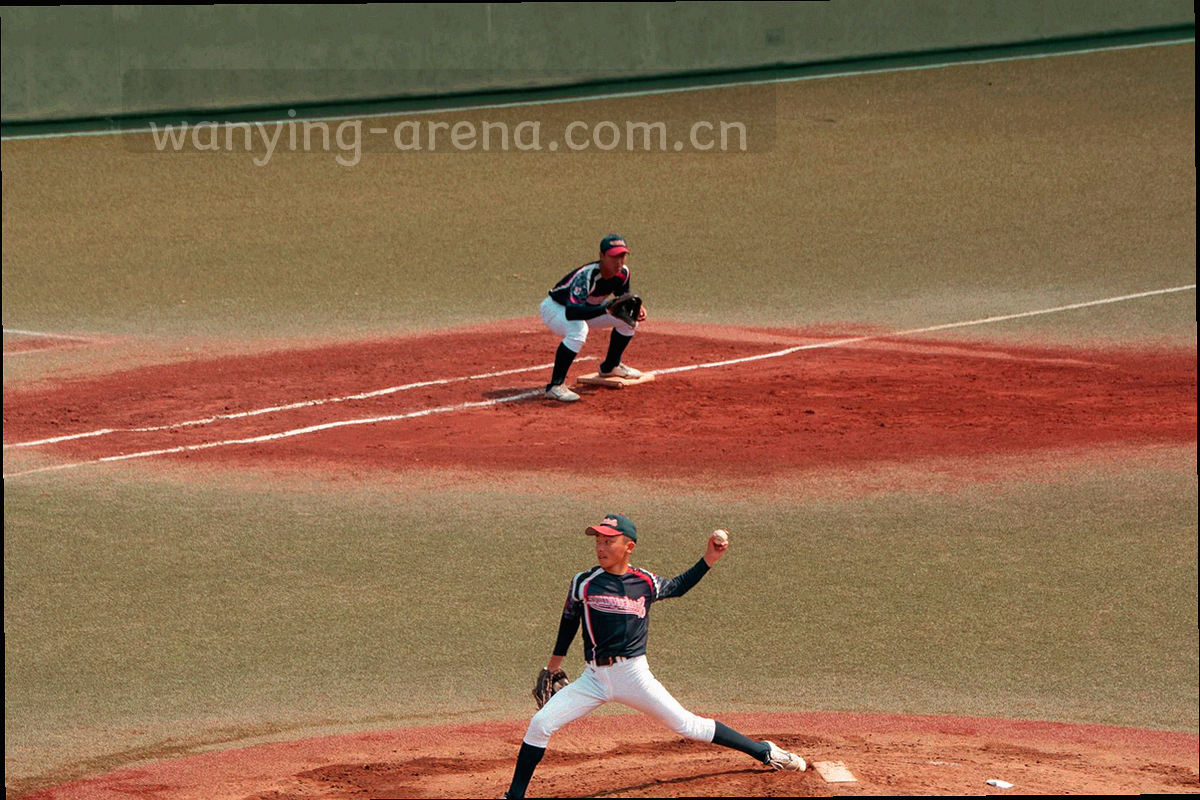 桌面俯拍的笔记本电脑、标注笔与打印出的赛程表，呈现数据标注与校对的工作台